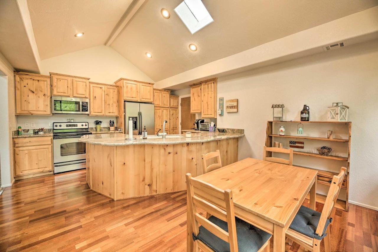 Lush Pinetop Retreat With Large Deck And Wooded Yard! المظهر الخارجي الصورة