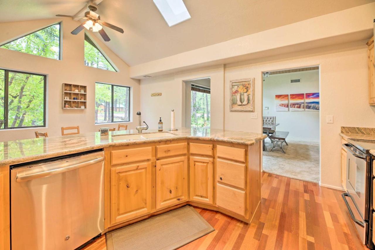 Lush Pinetop Retreat With Large Deck And Wooded Yard! المظهر الخارجي الصورة