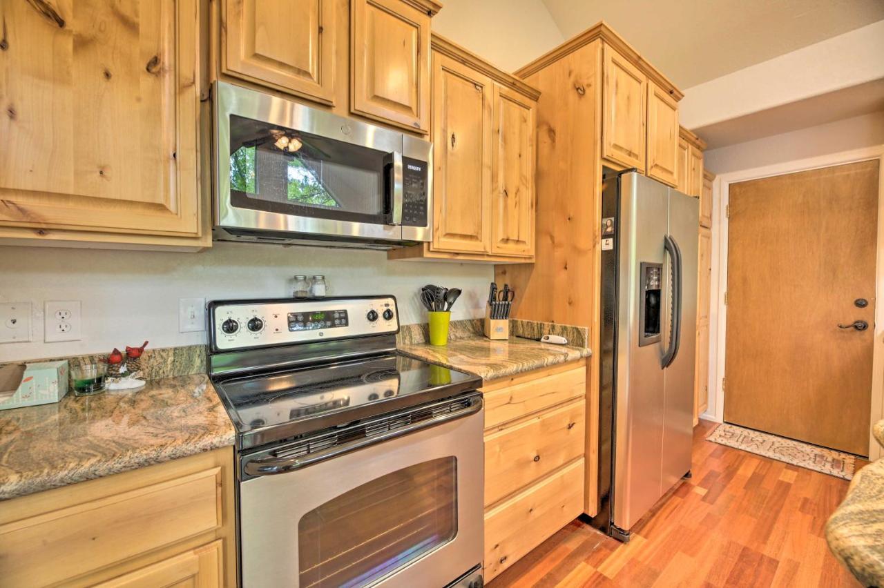 Lush Pinetop Retreat With Large Deck And Wooded Yard! المظهر الخارجي الصورة